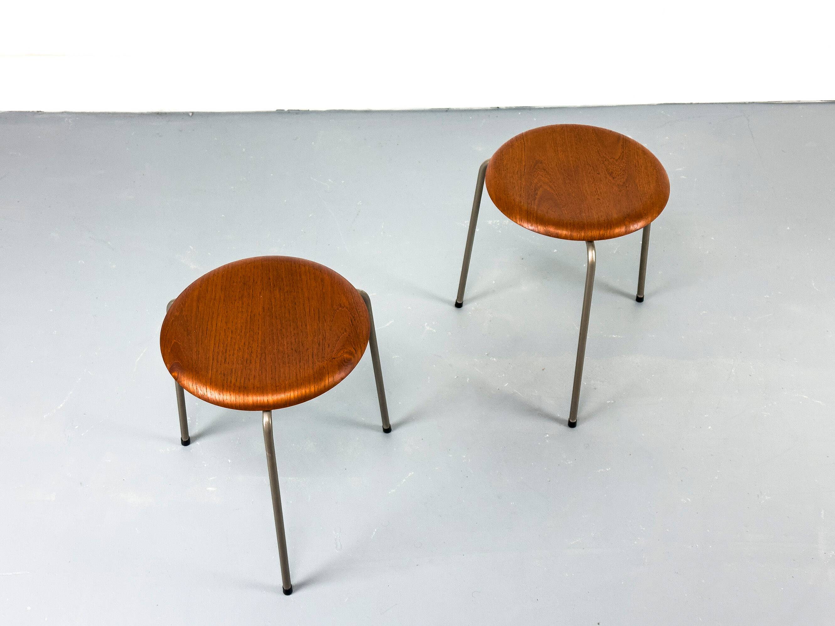 Tabouret Dot en teck, par Arne Jacobsen pour Fritz Hansen, années 1950, lot de 2