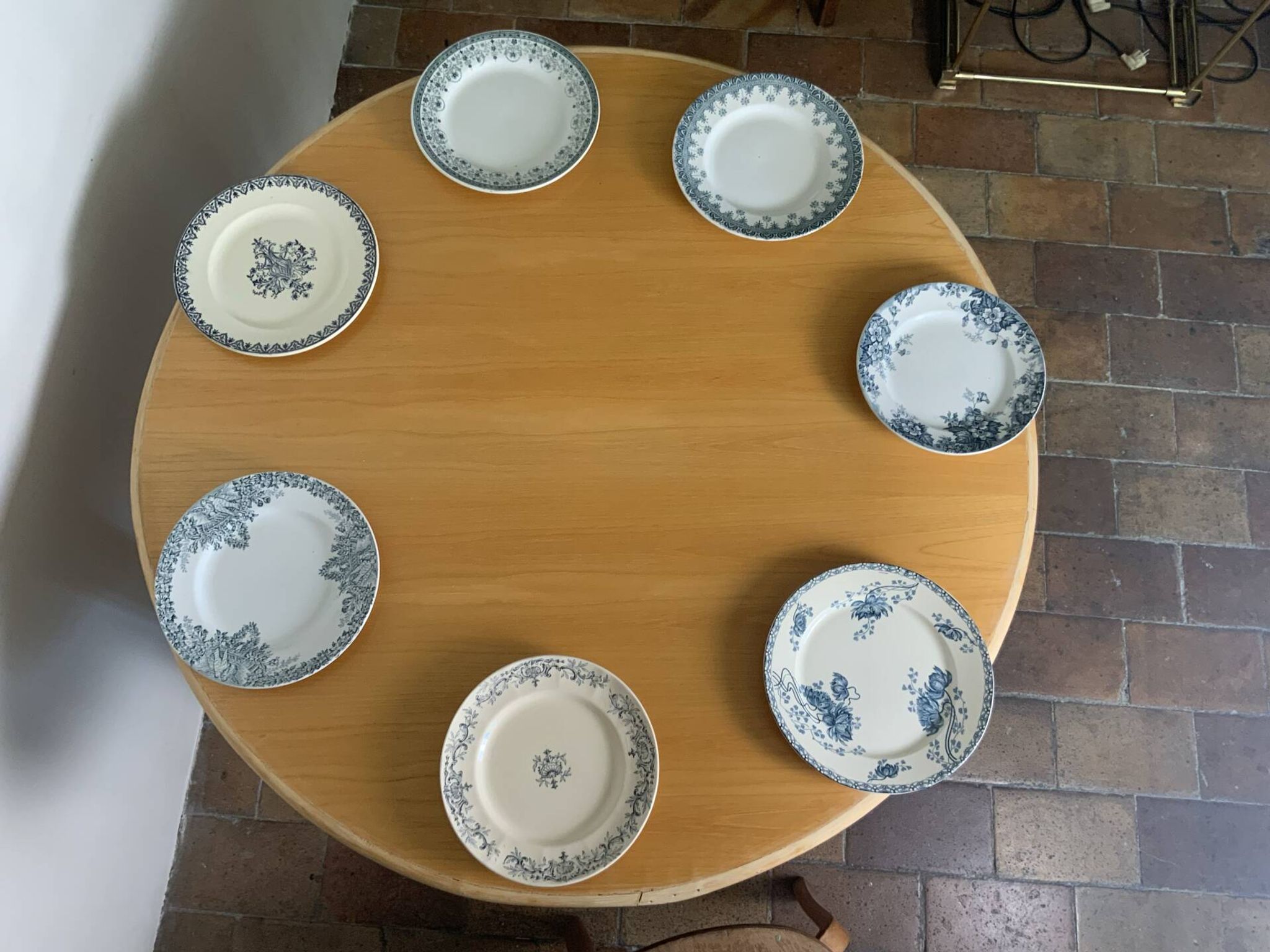 Round dining table