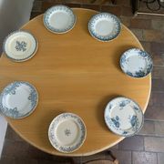 Round dining table