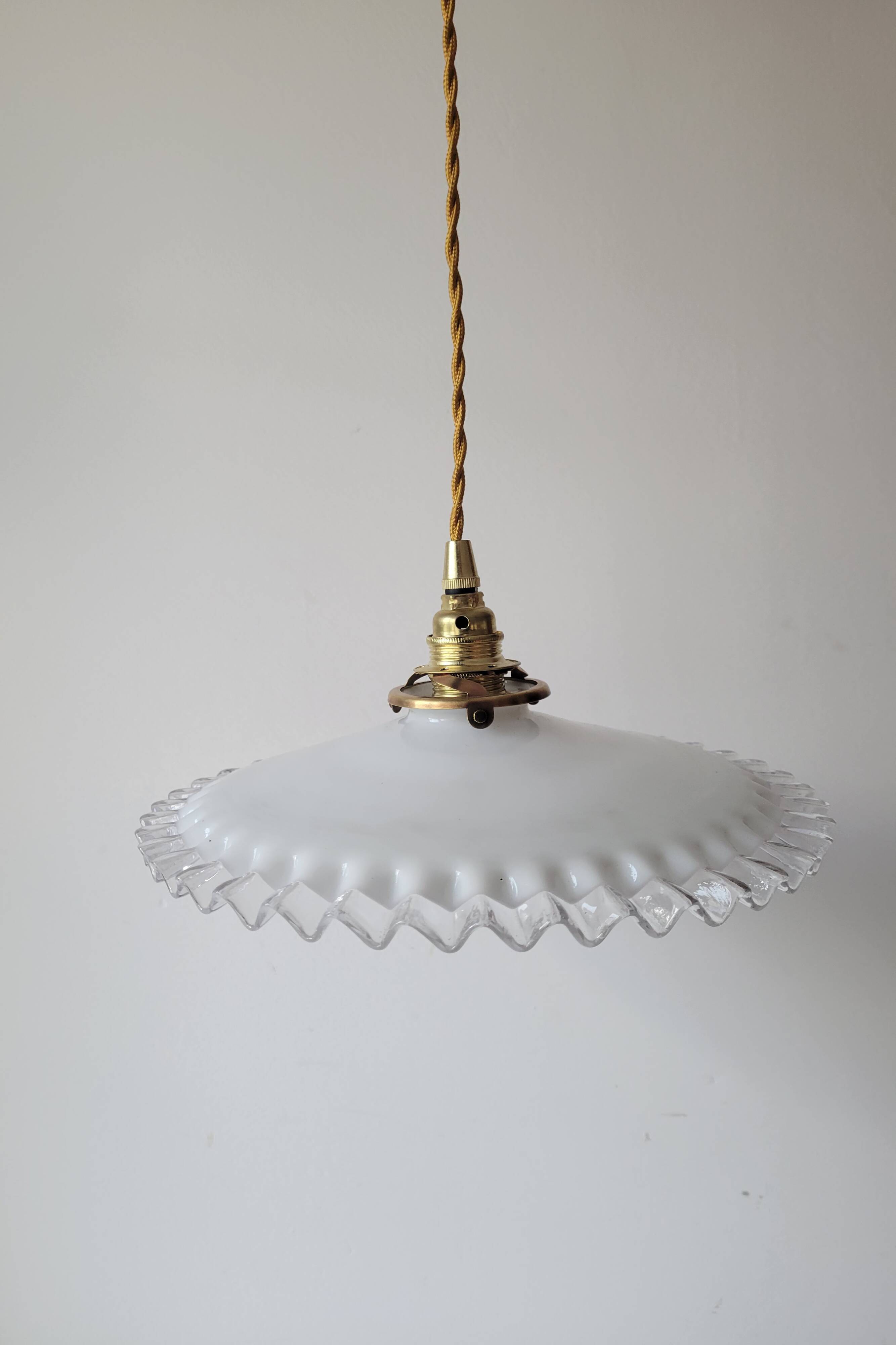 Suspension en opaline dentelée