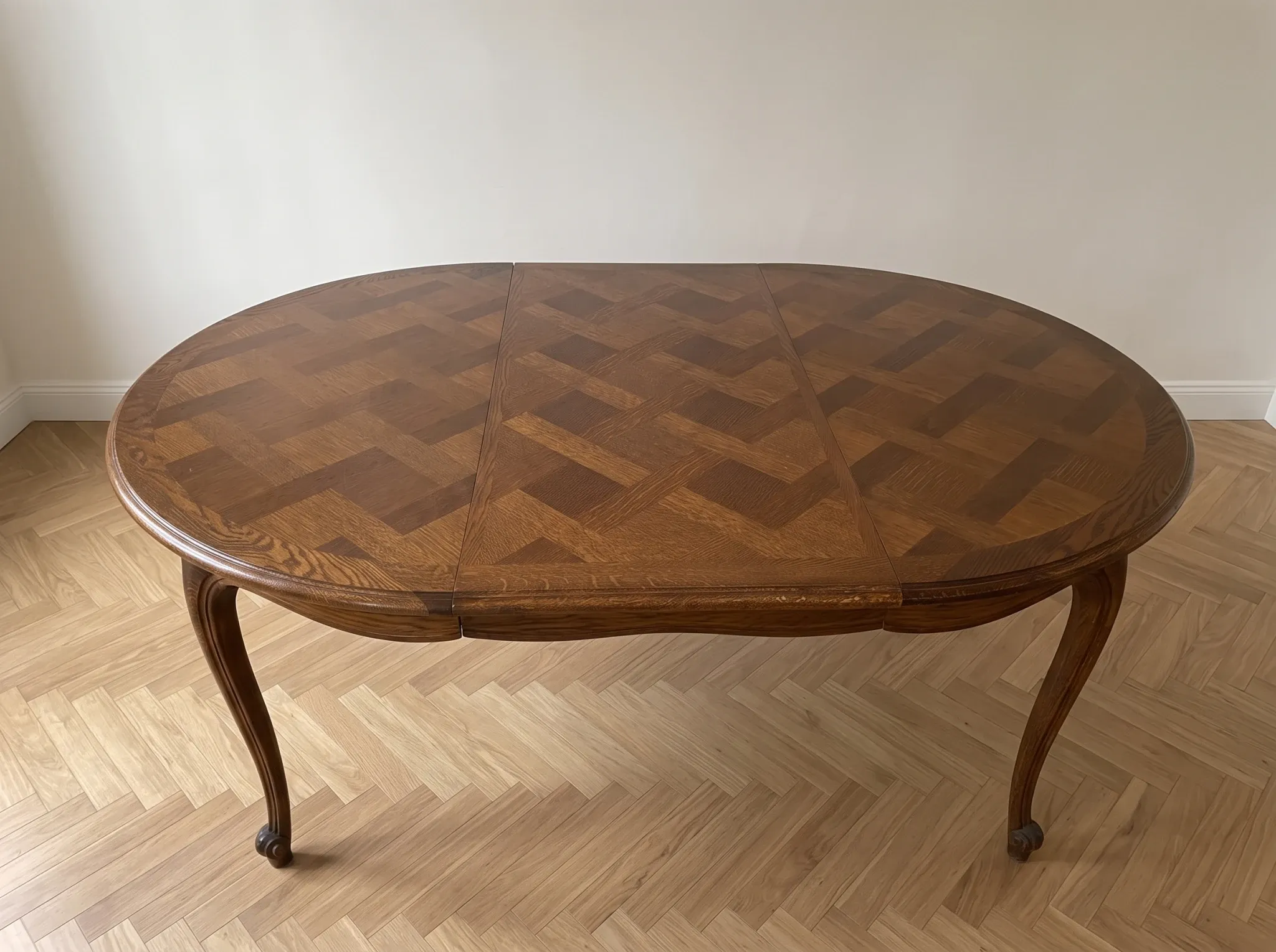 Table de salle à manger ronde extensible style Louis XV en bois