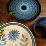 Plate with color effects in blue