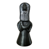 Sculpture en céramique noir mat représentant une figure tribale féminine