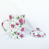 Set of two flowered porcelain cups with lid