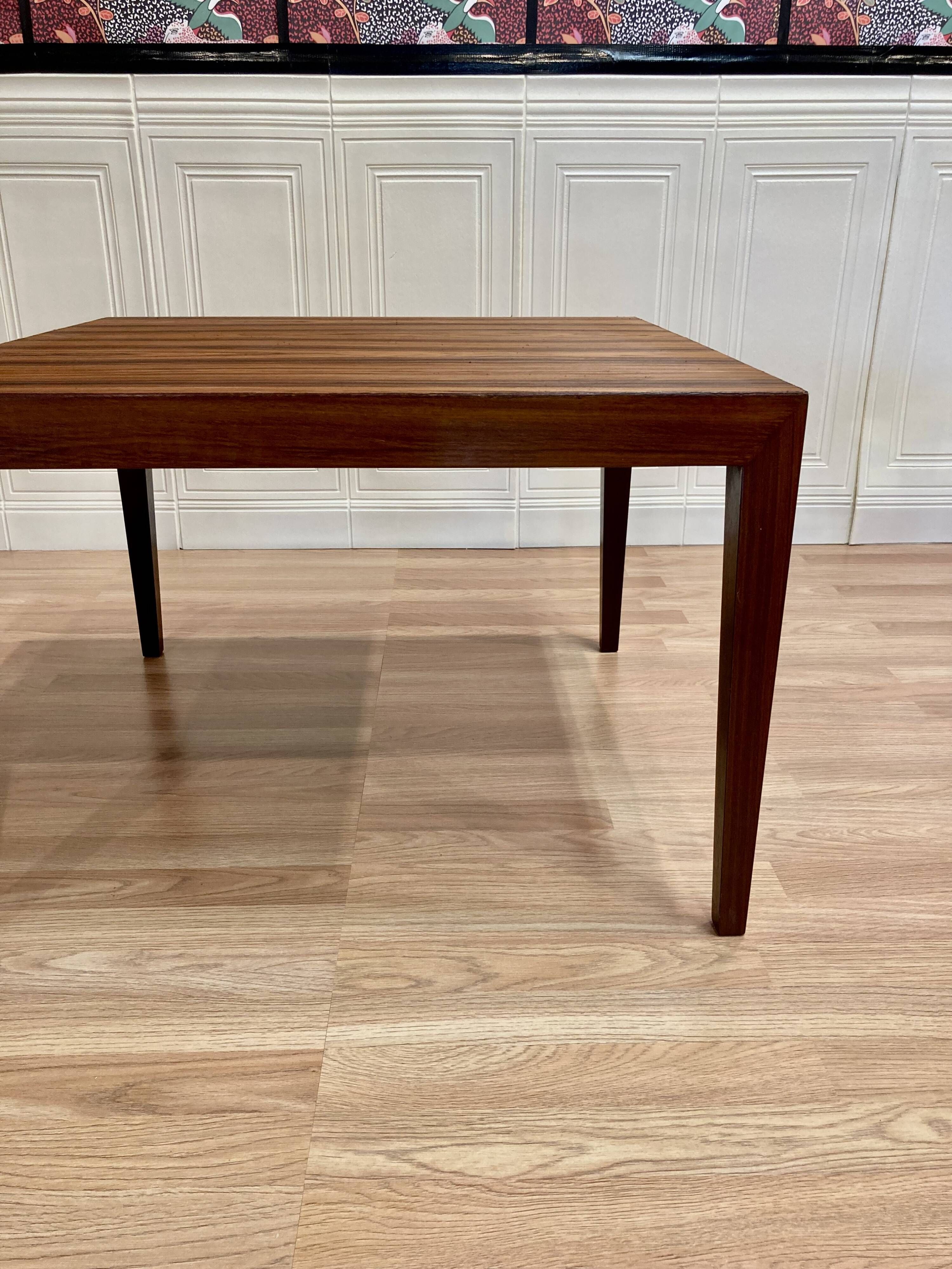 TABLE BASSE DESIGN ET ESTAMPILLE SCANDINAVE "1950".