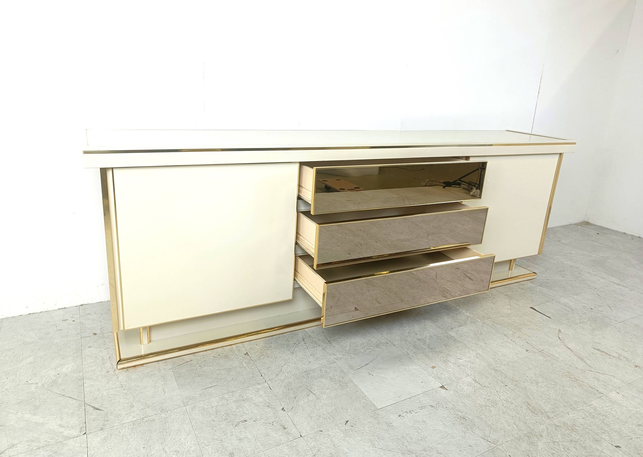 Buffet vintage en laiton et laque, 1970