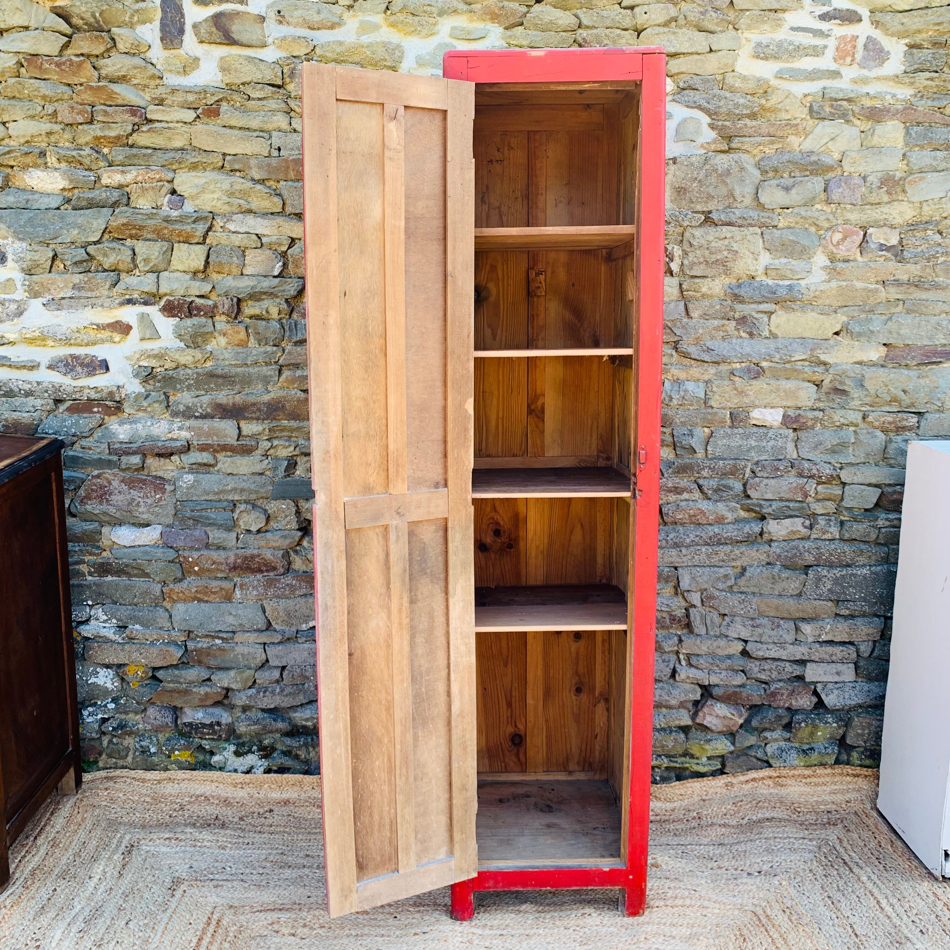 Red cloakroom 1 door