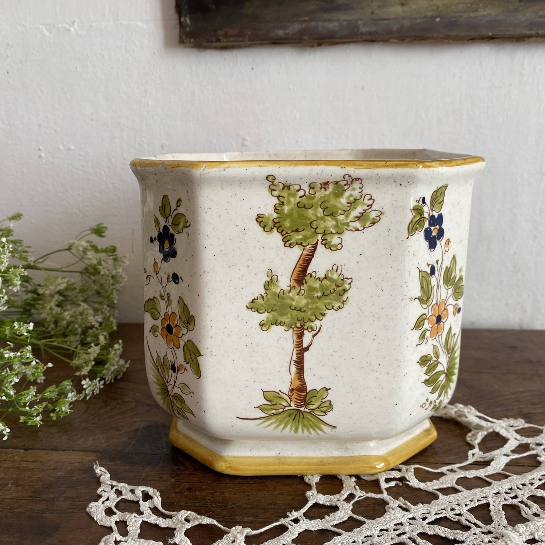 Cache-pot in Moustiers earthenware hand-painted