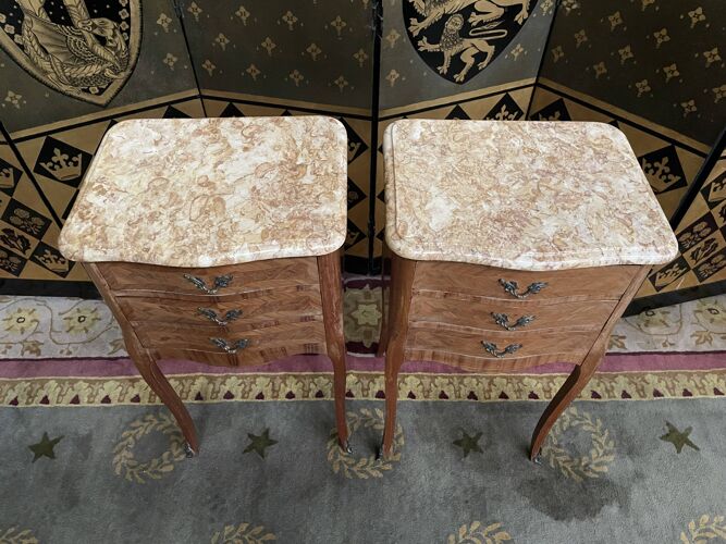 Paire de tables de chevets en marqueterie de style Louis XV