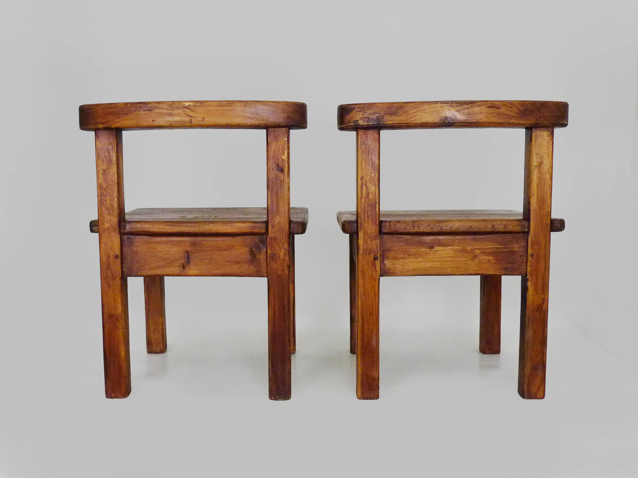 Paire de chaises basses brutaliste en bois massif. Années 60