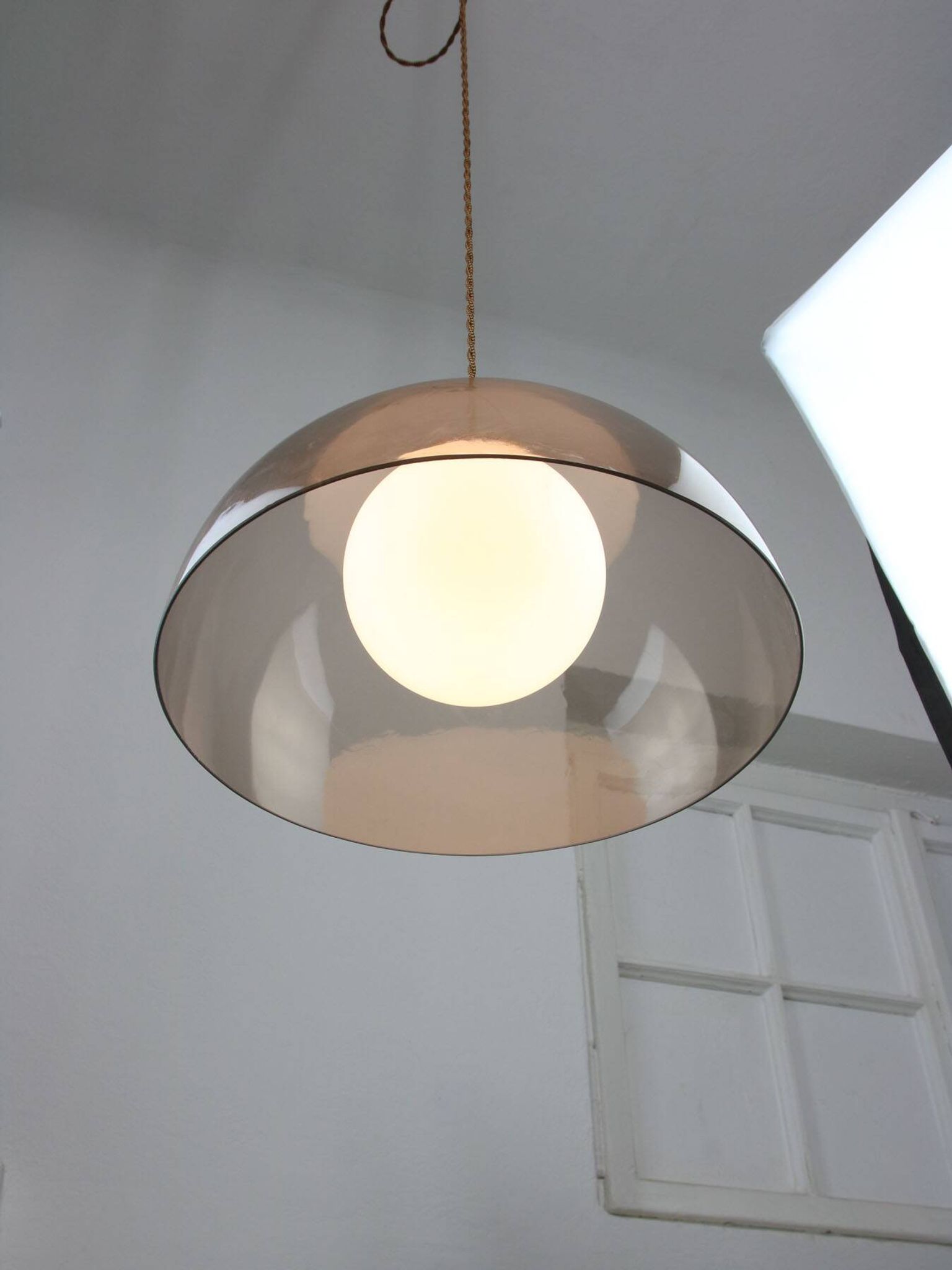 Lampe à suspension italienne en laiton, opaline et plexiglas de l'ère spatiale