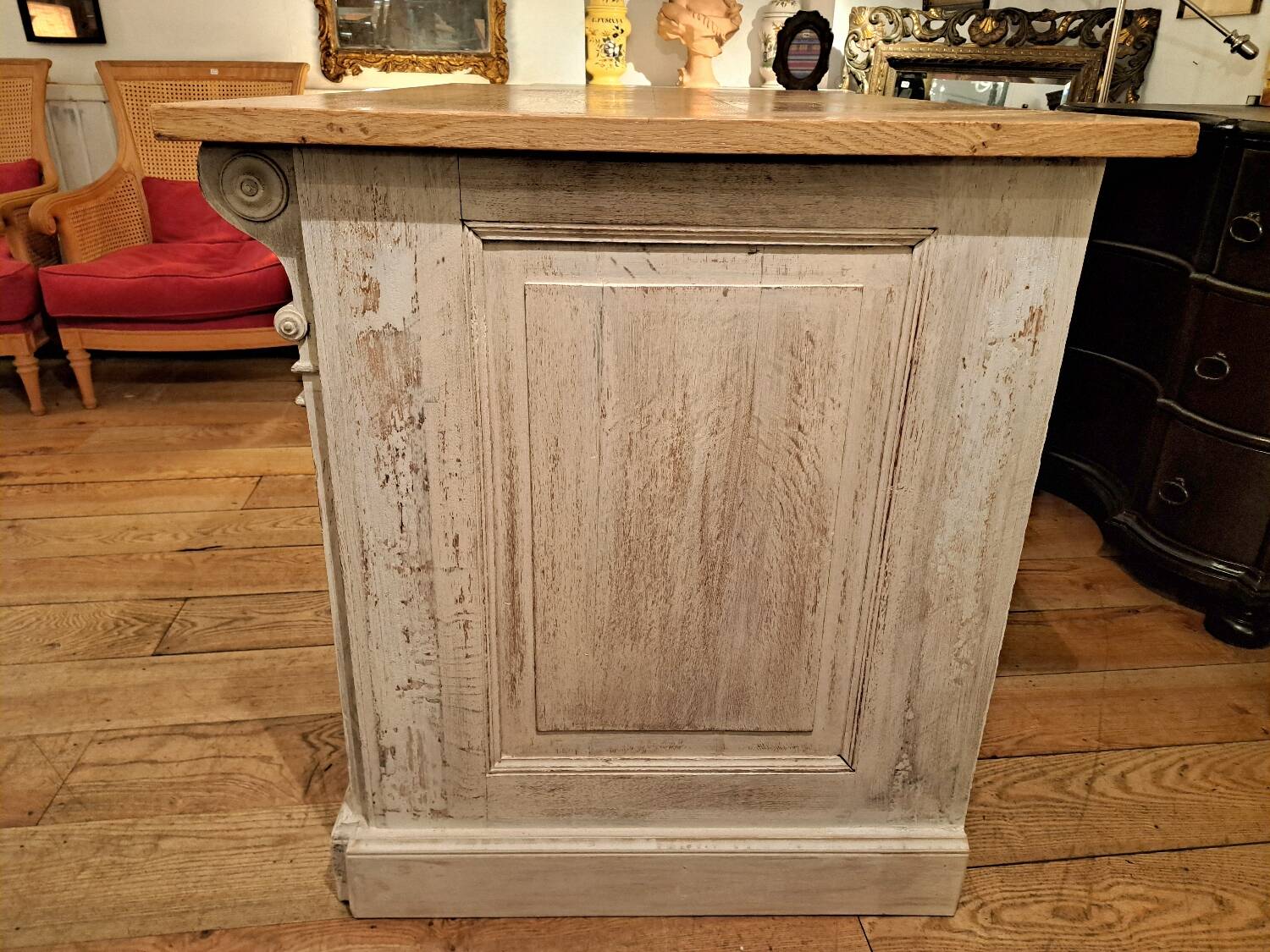 Counter from the late 19th century in patinated oak.
