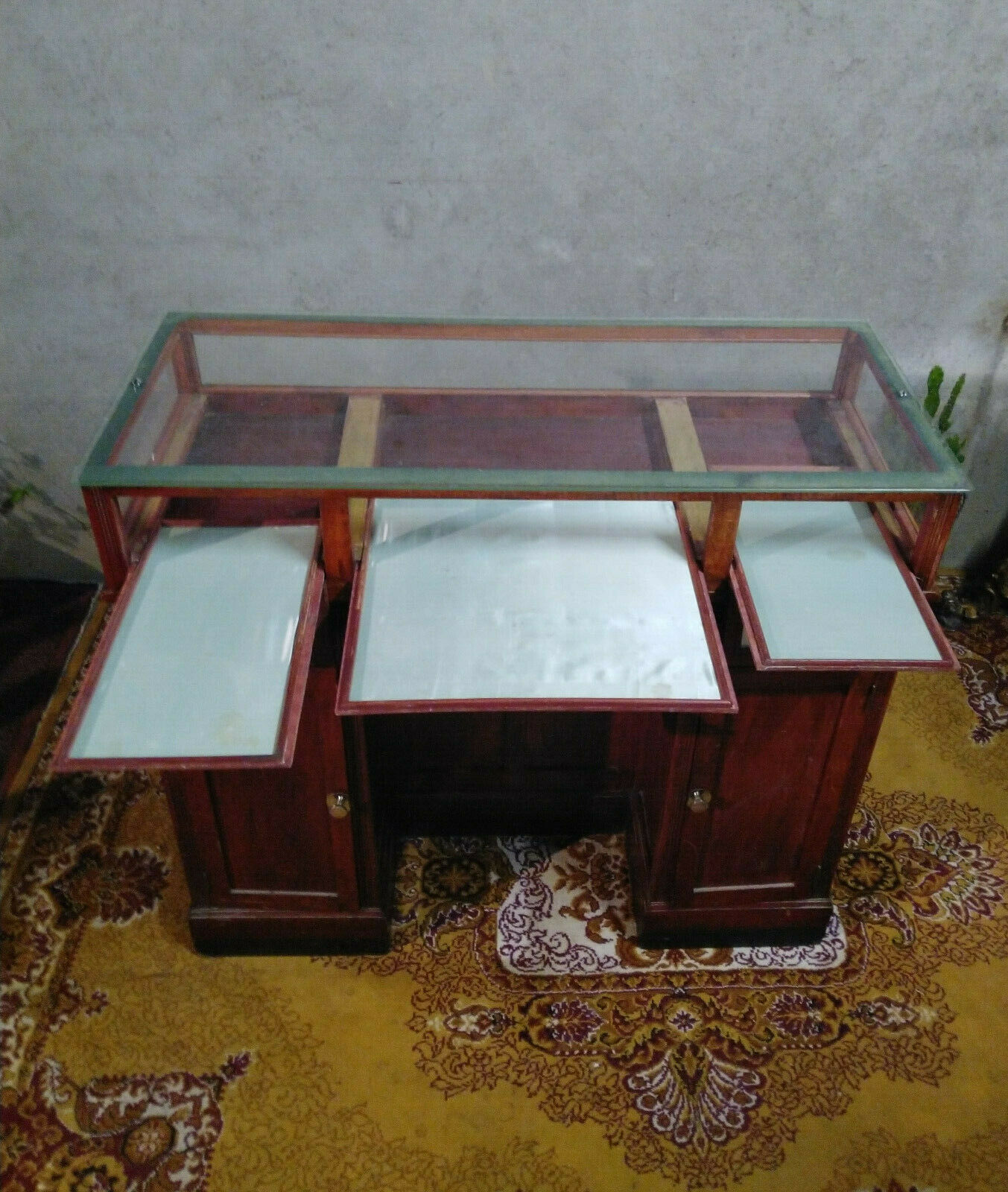 Emile Hoch window counter