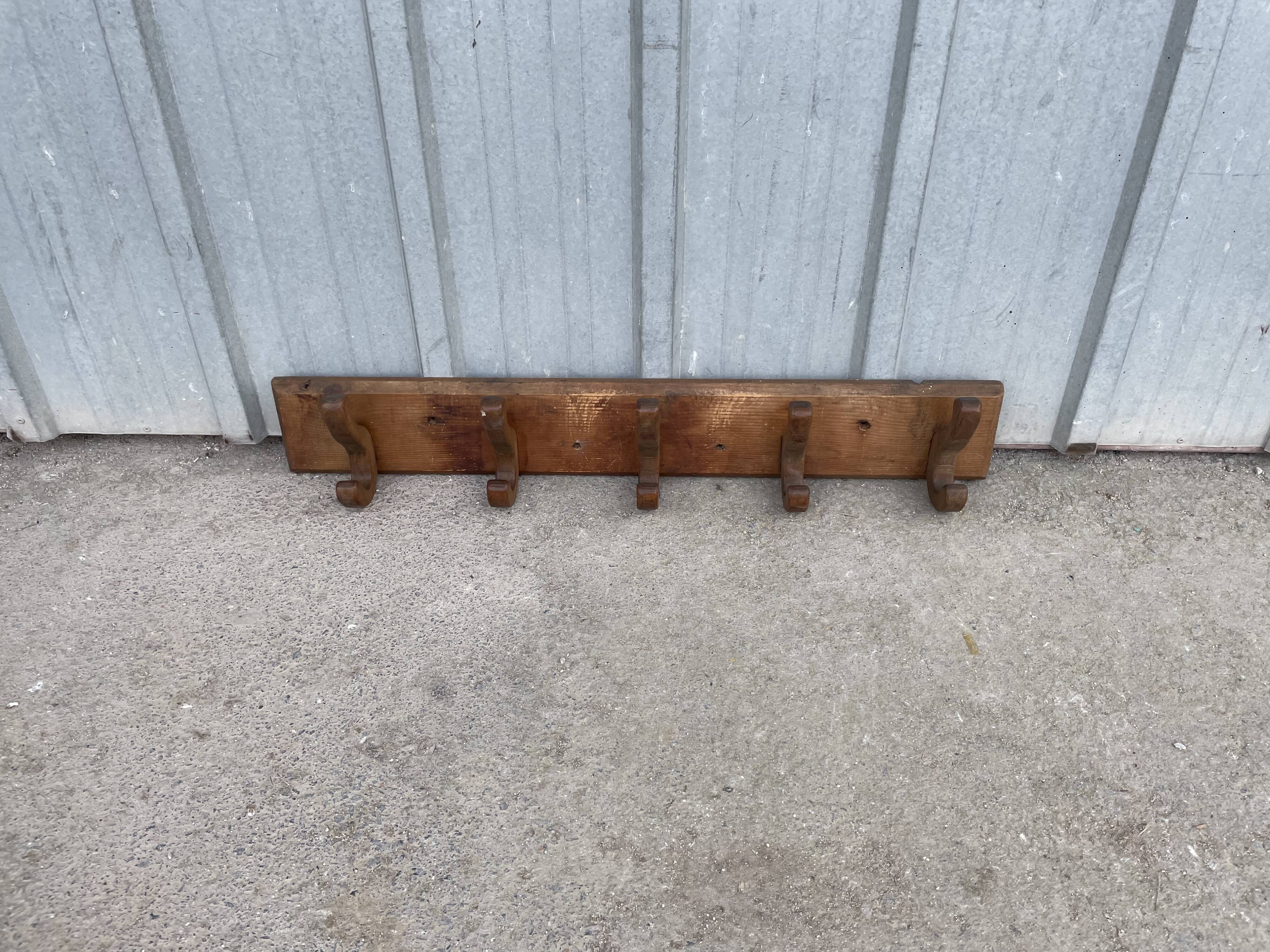 Wooden wall-mounted coat rack with 5 hooks