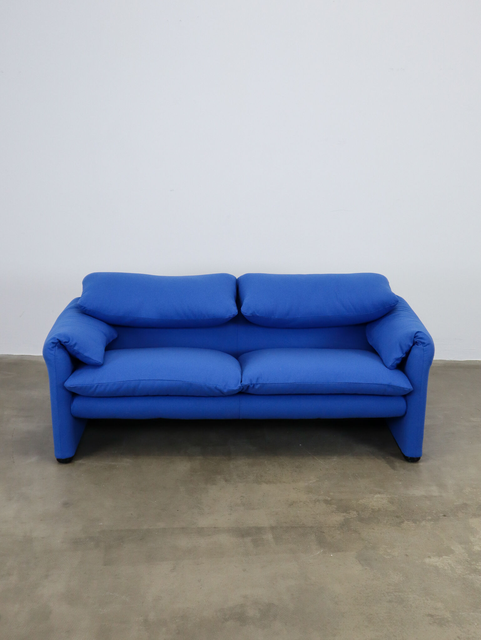 Maralunga sofa blue