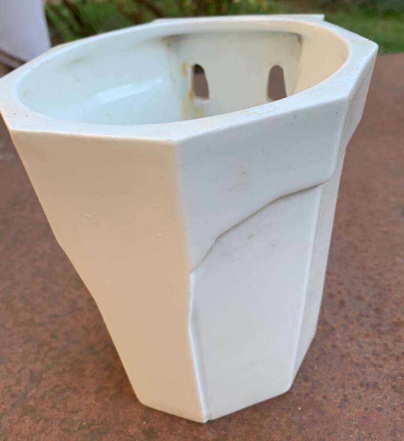 Wall-mounted cache-pot in white porcelain