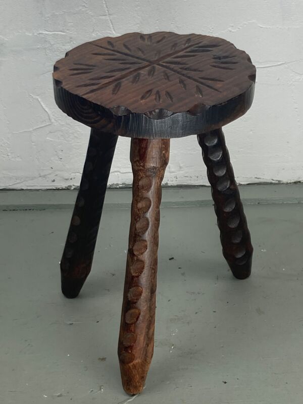 Tabouret de traite tripode sculpté brutaliste, années 1950