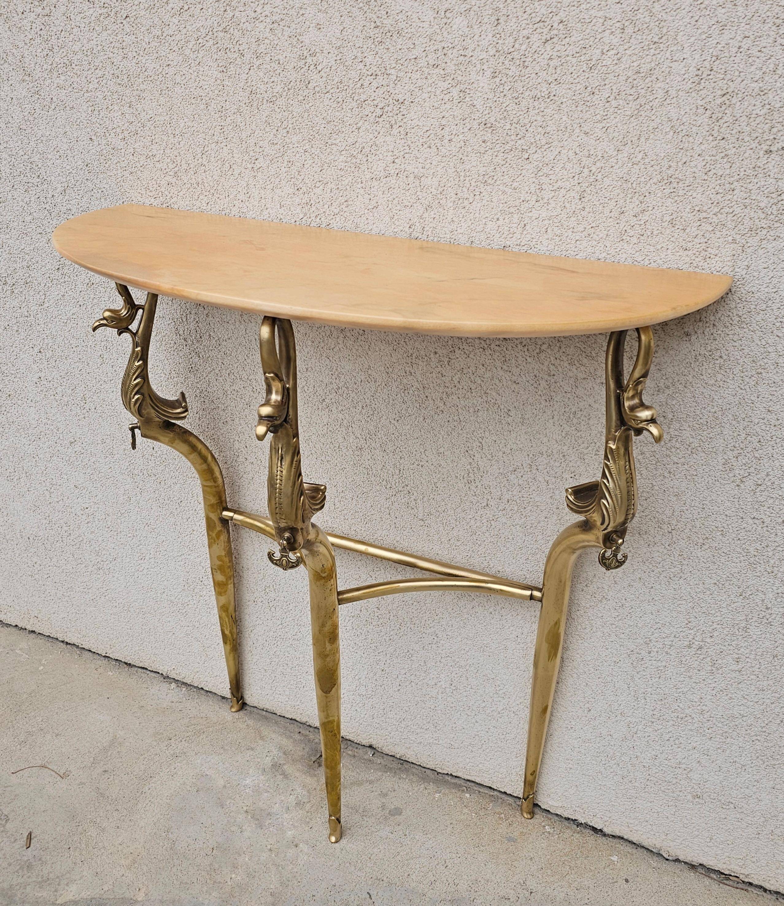 Table console Hollywood Regency en laiton avec dessus en marbre semi-circulaire années 1950