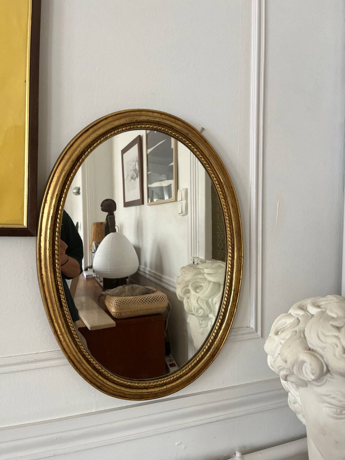 Oval mirror in antique gilded wood