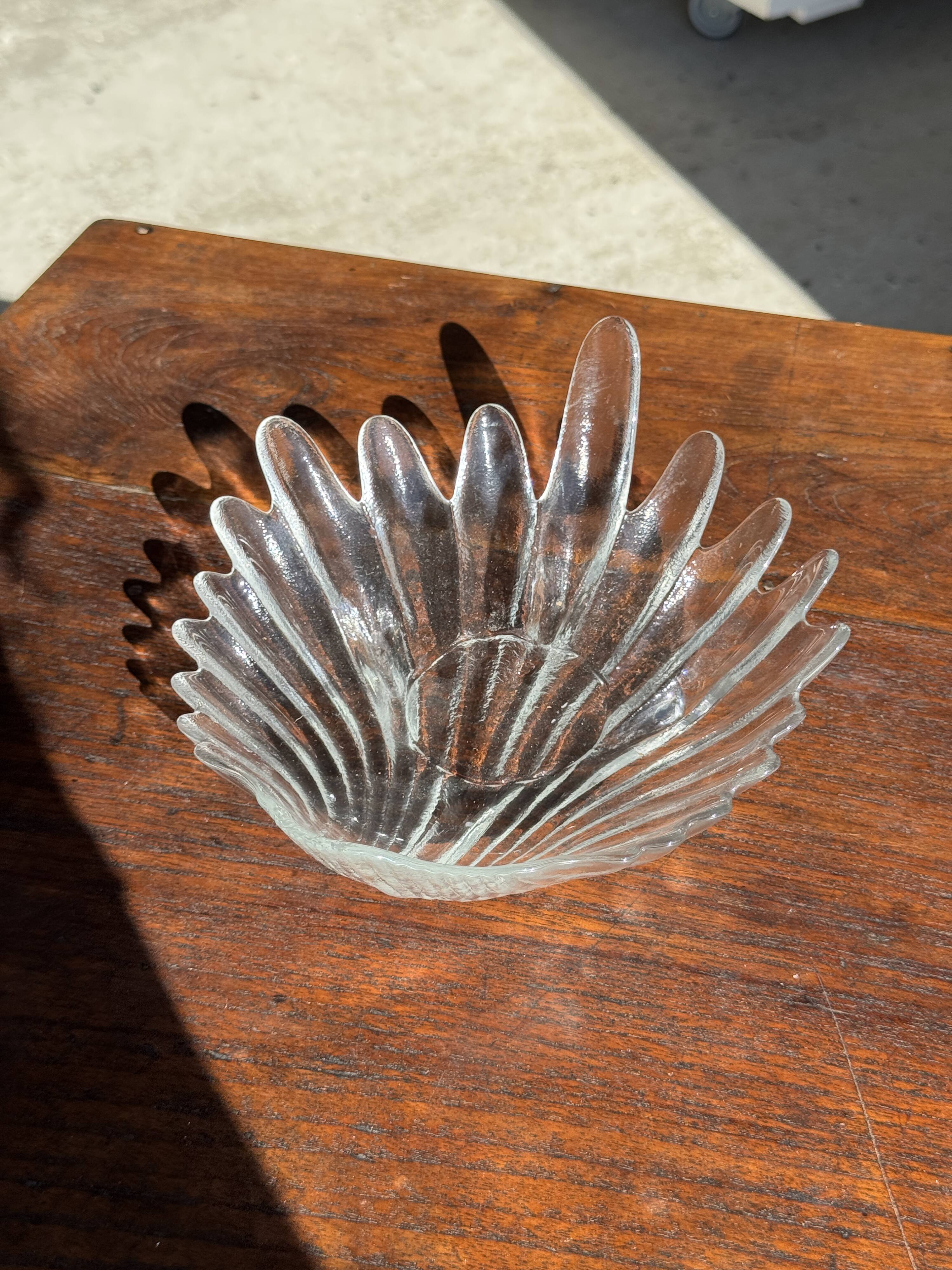 Large stylised shell bowl in vintage glass D22