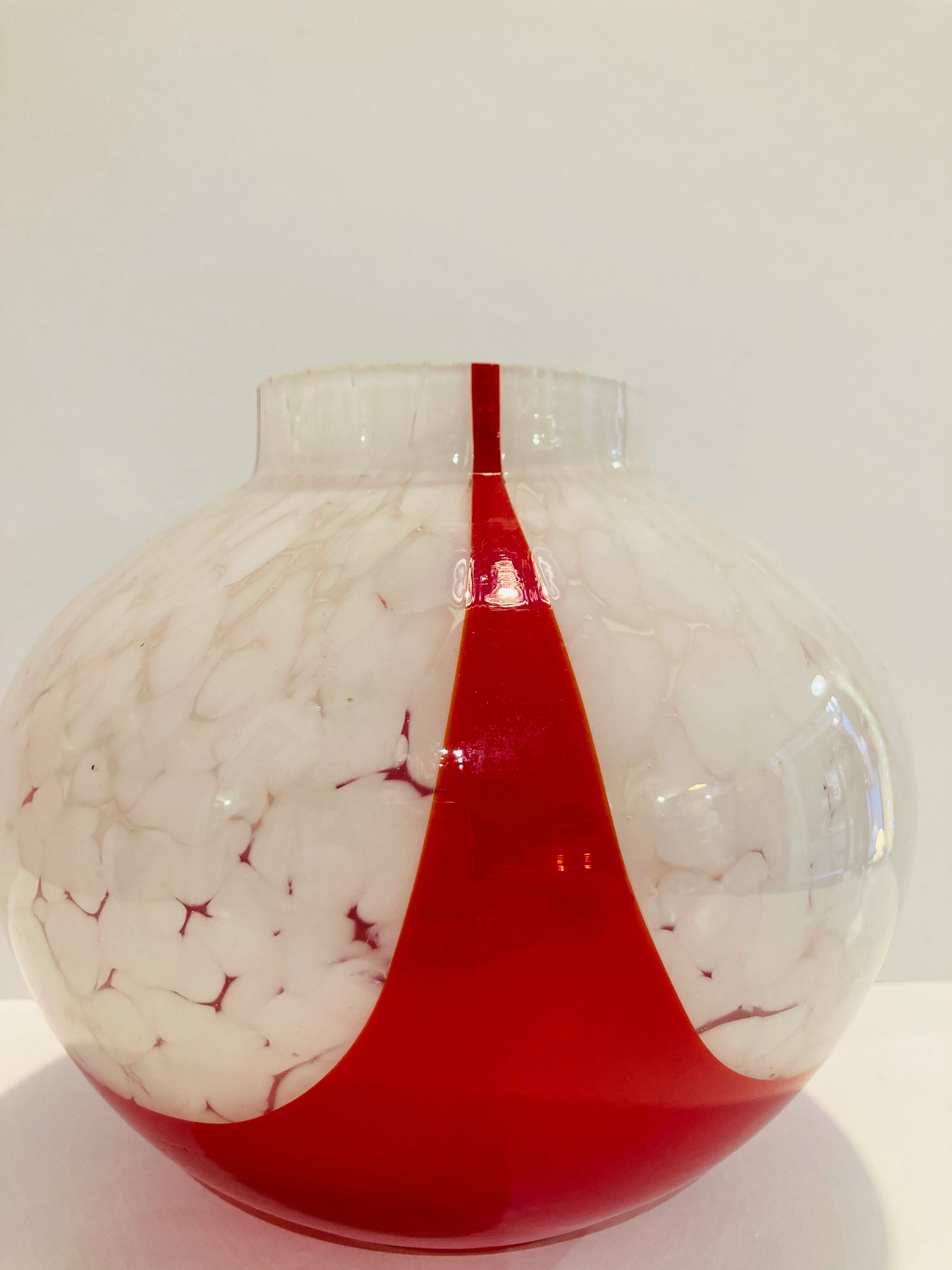 Marmorean glass ball vase in white murano and red-deco-retro-vintage