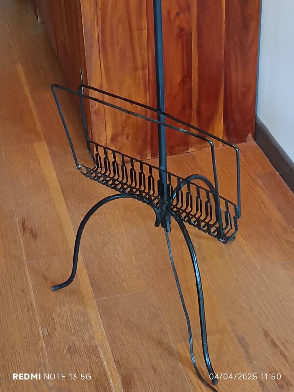 lampadaire en fer forgé vintage avec porte revues 1960