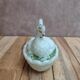 Petite poule couveuse en opaline blanche peinte ancienne