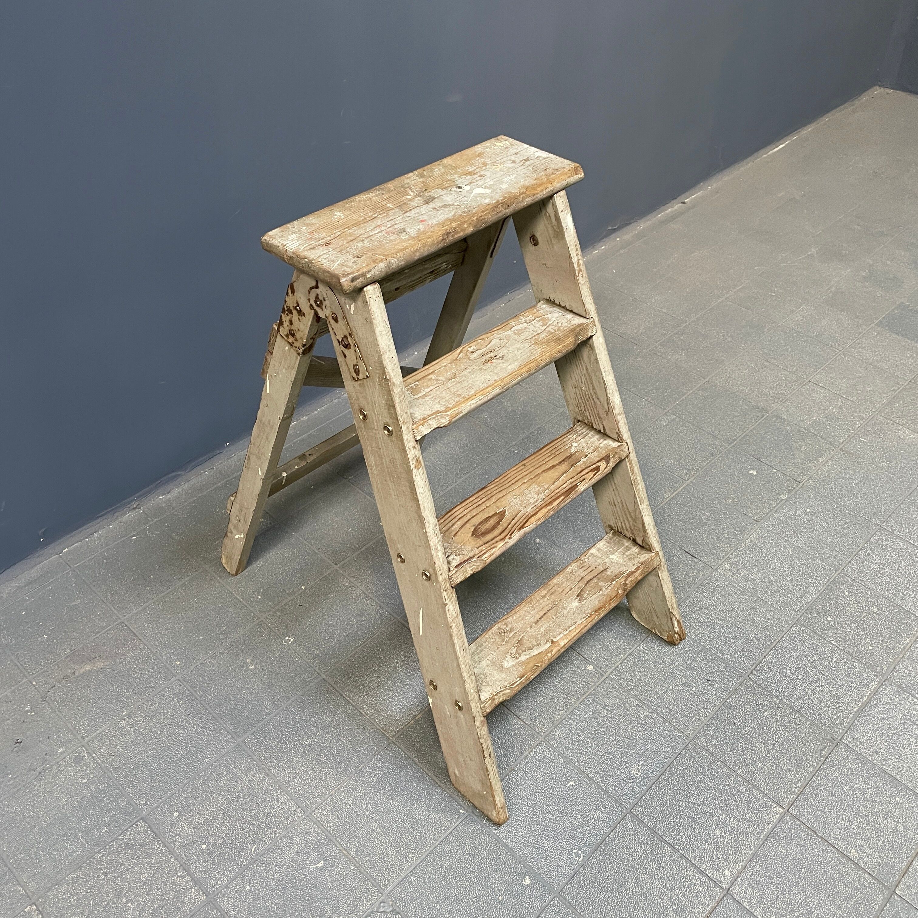 Escaliers ou marches en brocante gris clair