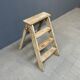 Escaliers ou marches en brocante gris clair