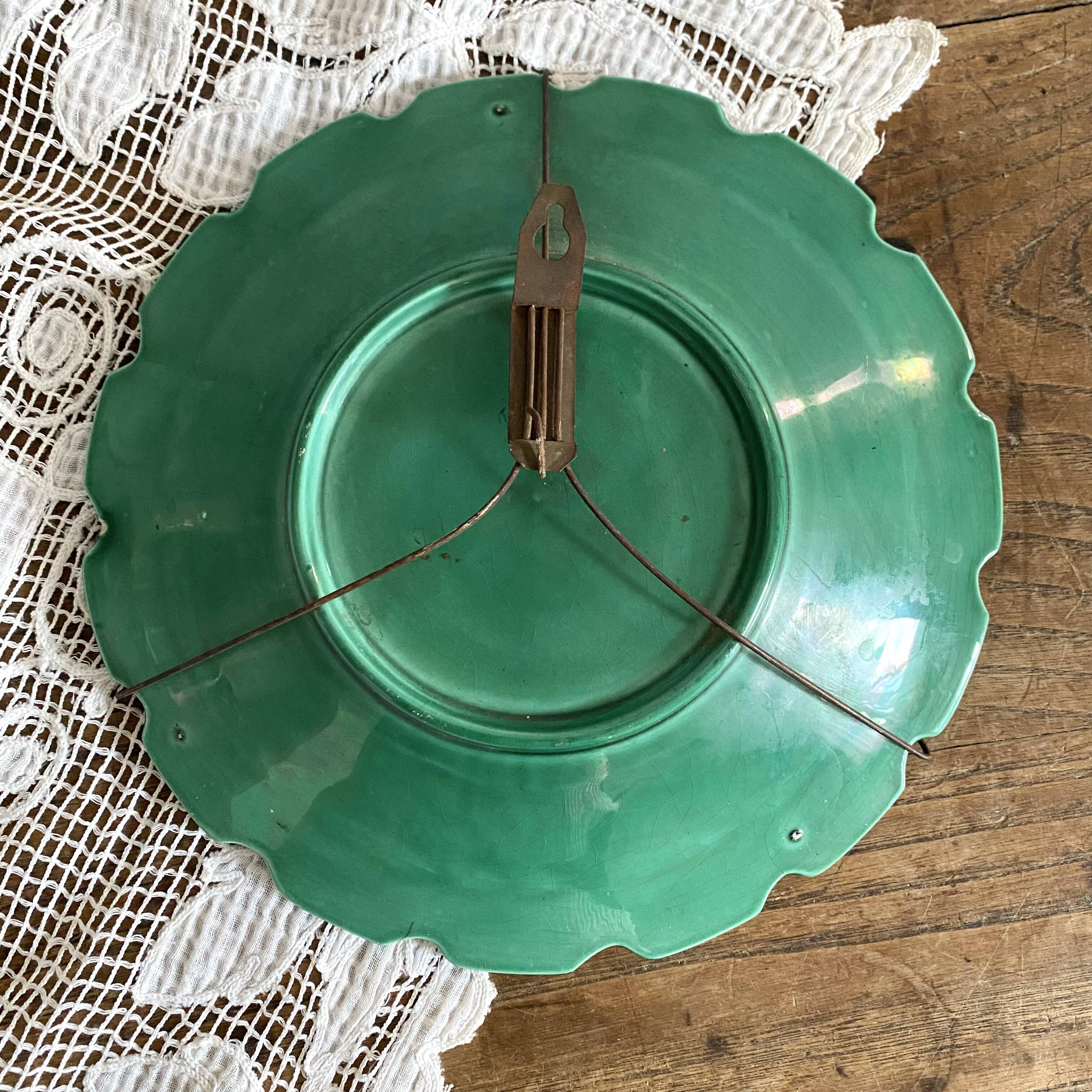 Wall plate in earthenware with a vine leaf design