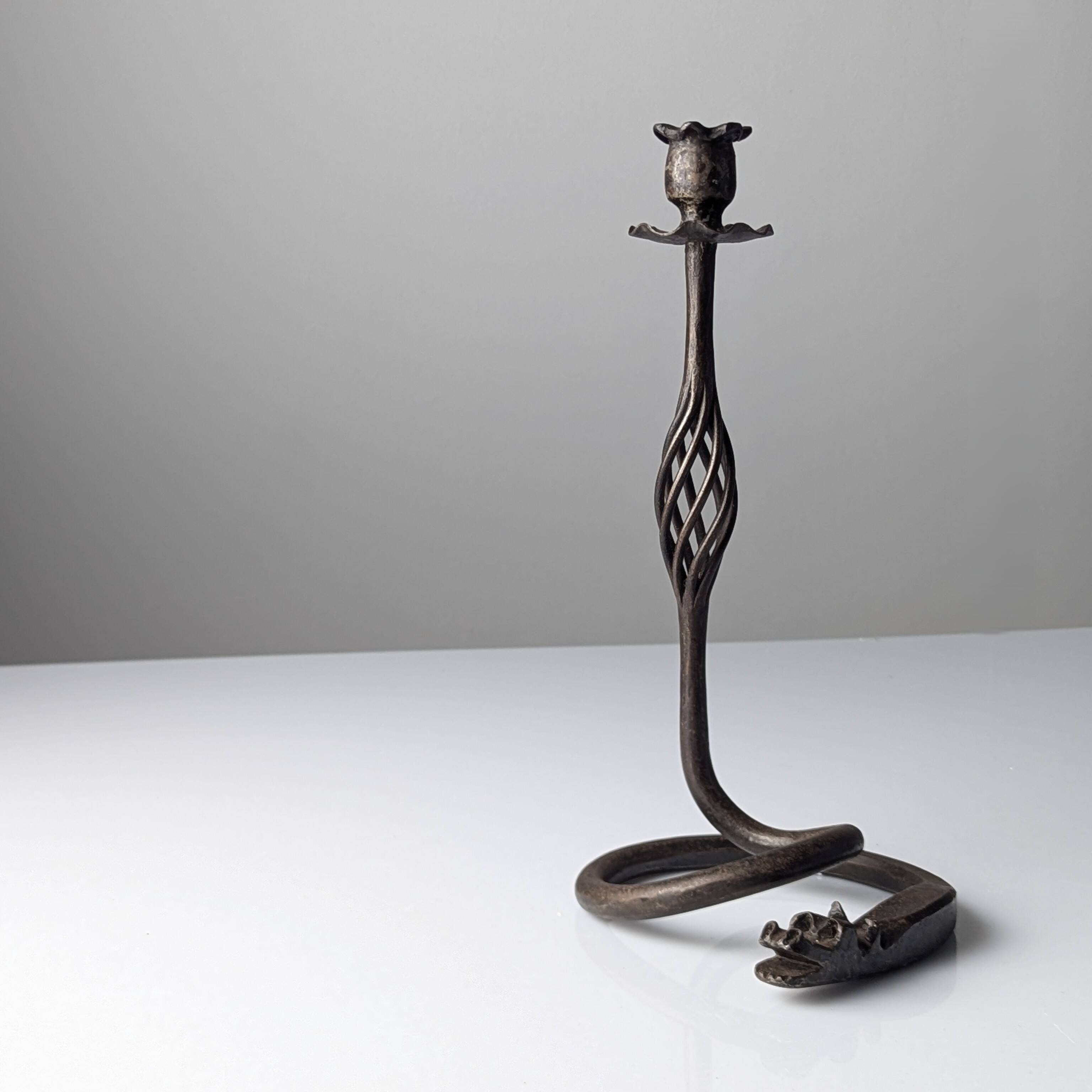 Candelabre en fer forgé avec tête de dragon, style Samuel Yellin, 20e siècle