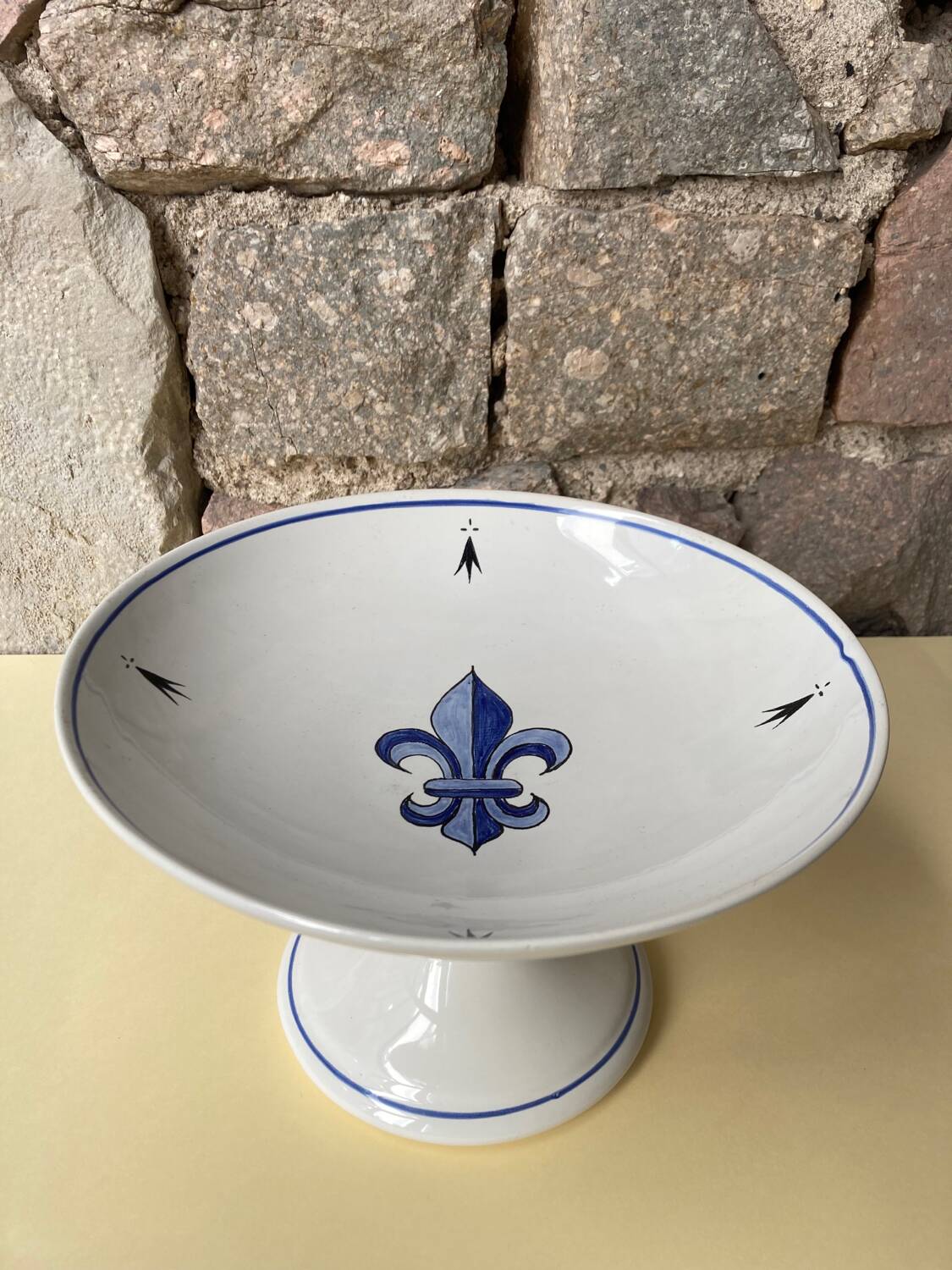Fleur-de-lis earthenware fruit bowl signed Henriot