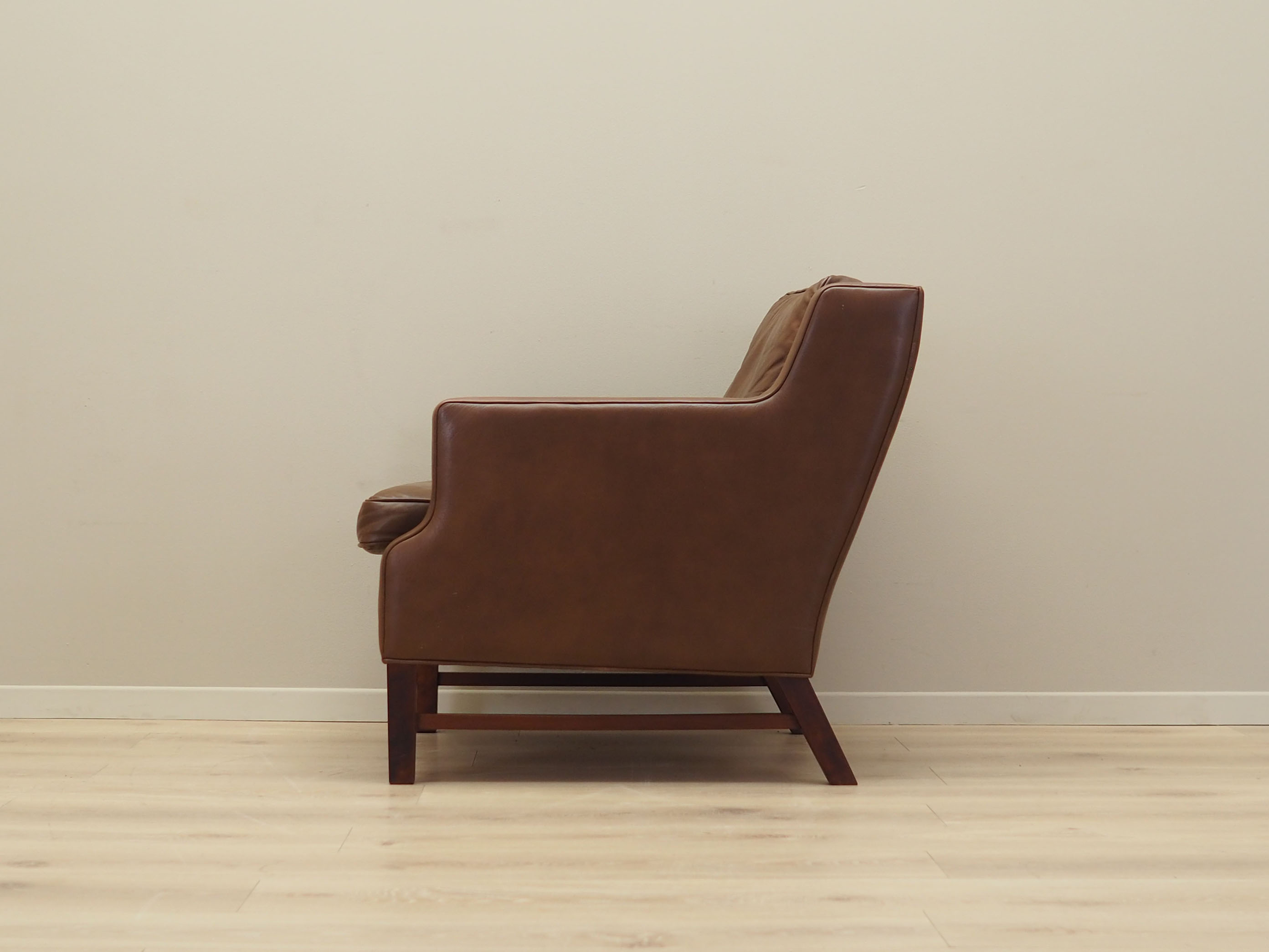 Fauteuil en cuir marron, design danois, années 1960, production: Danemark