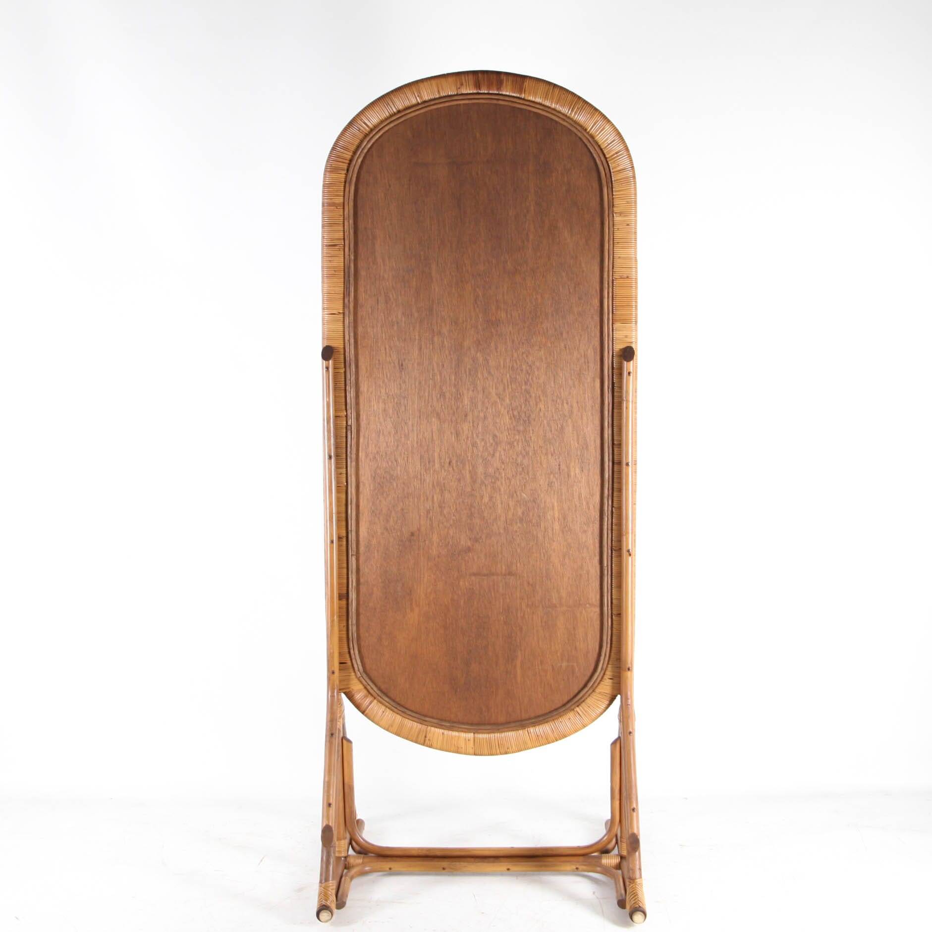 Grand miroir sur pied en rotin