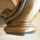 Table basse English Regency en acajou sculpté et cuir olive