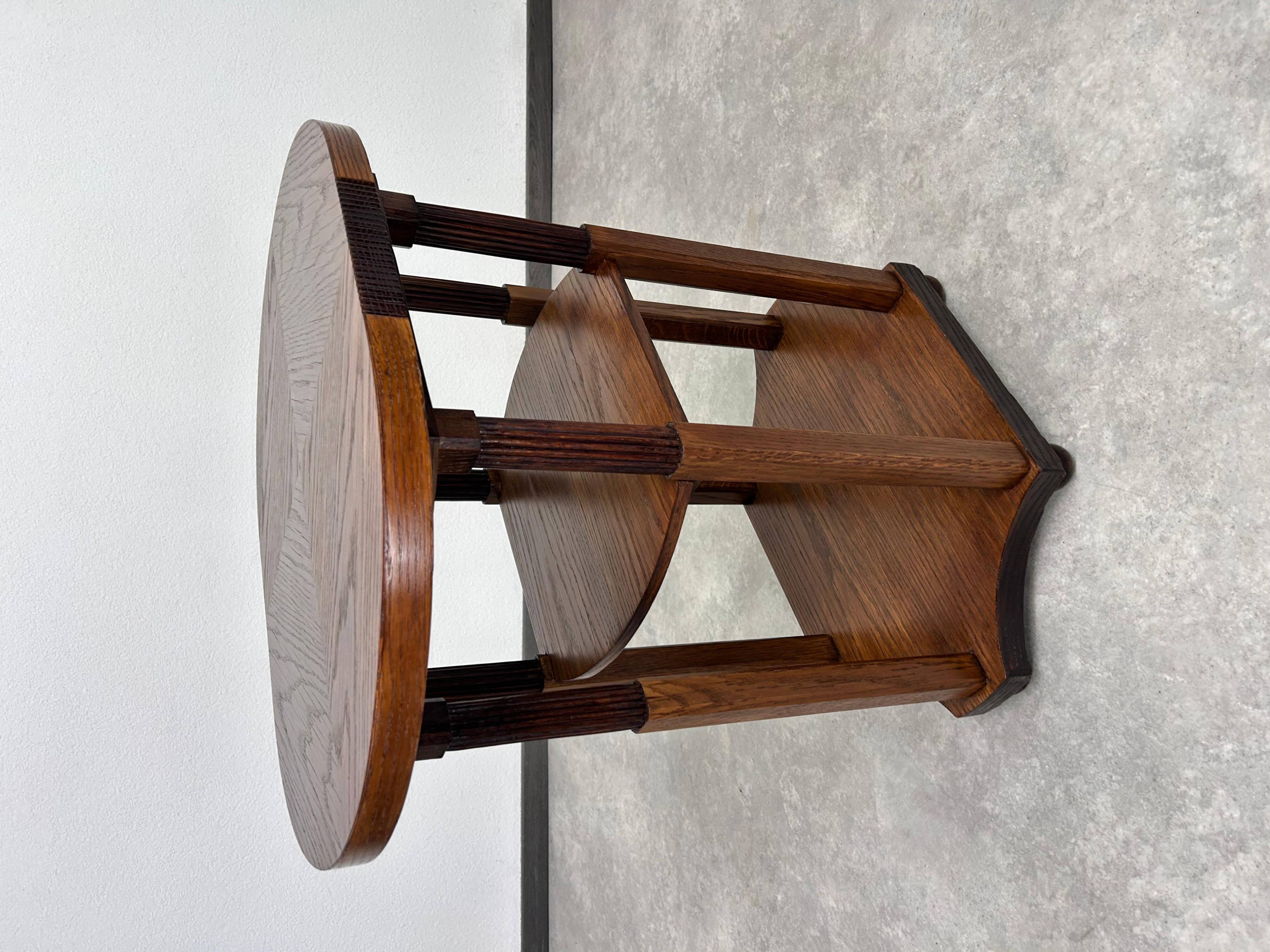 Table d'appoint ovale à six pieds dans le style de la sécession viennoise