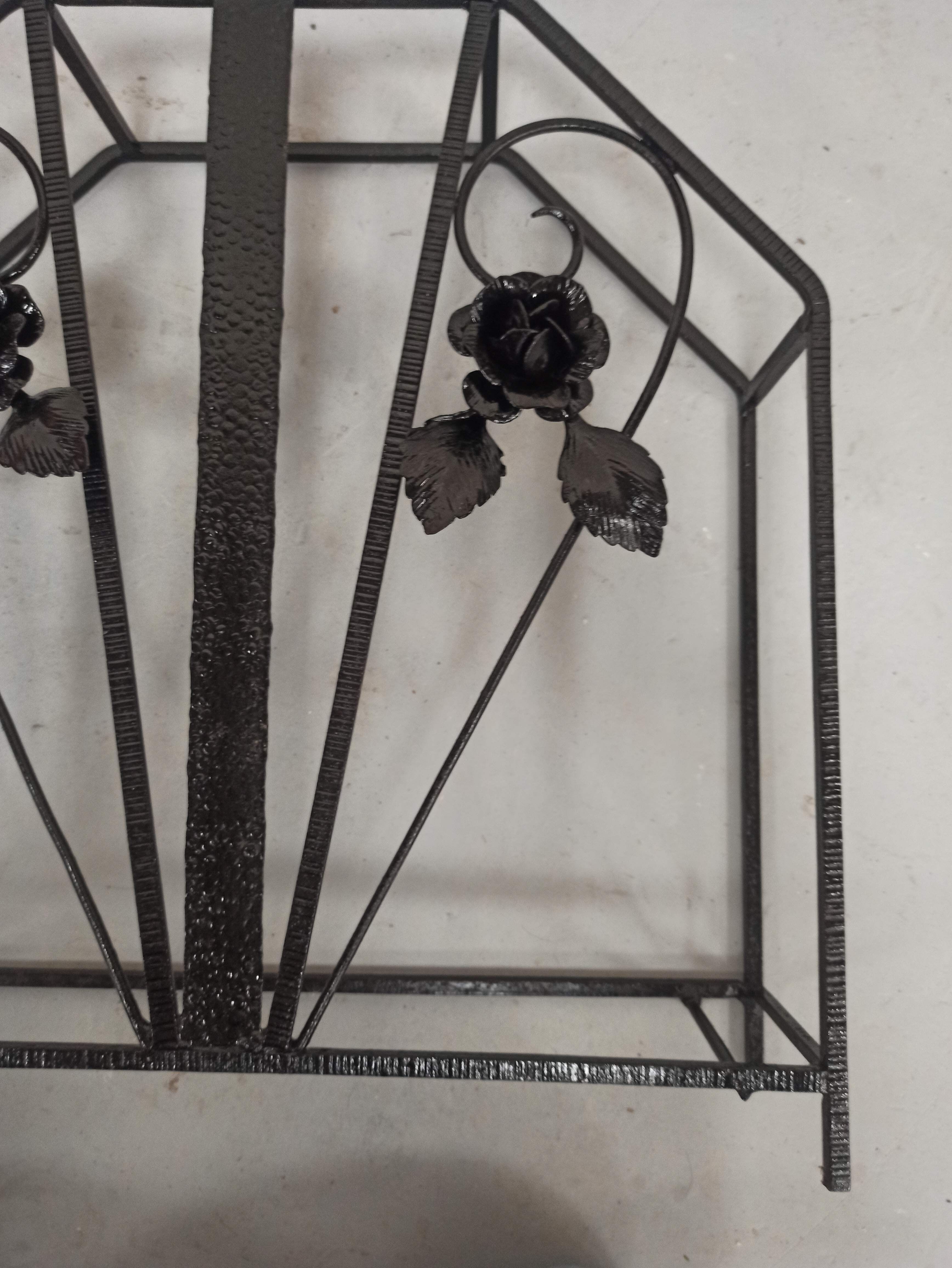 Pink-decorated iron umbrella door.