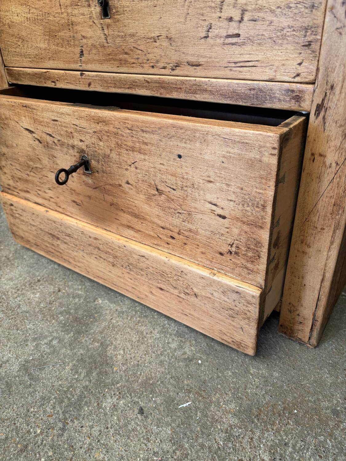 Matt varnished wooden chest of drawers
