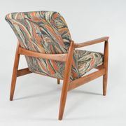 Fauteuil style scandinave à motifs terracotta