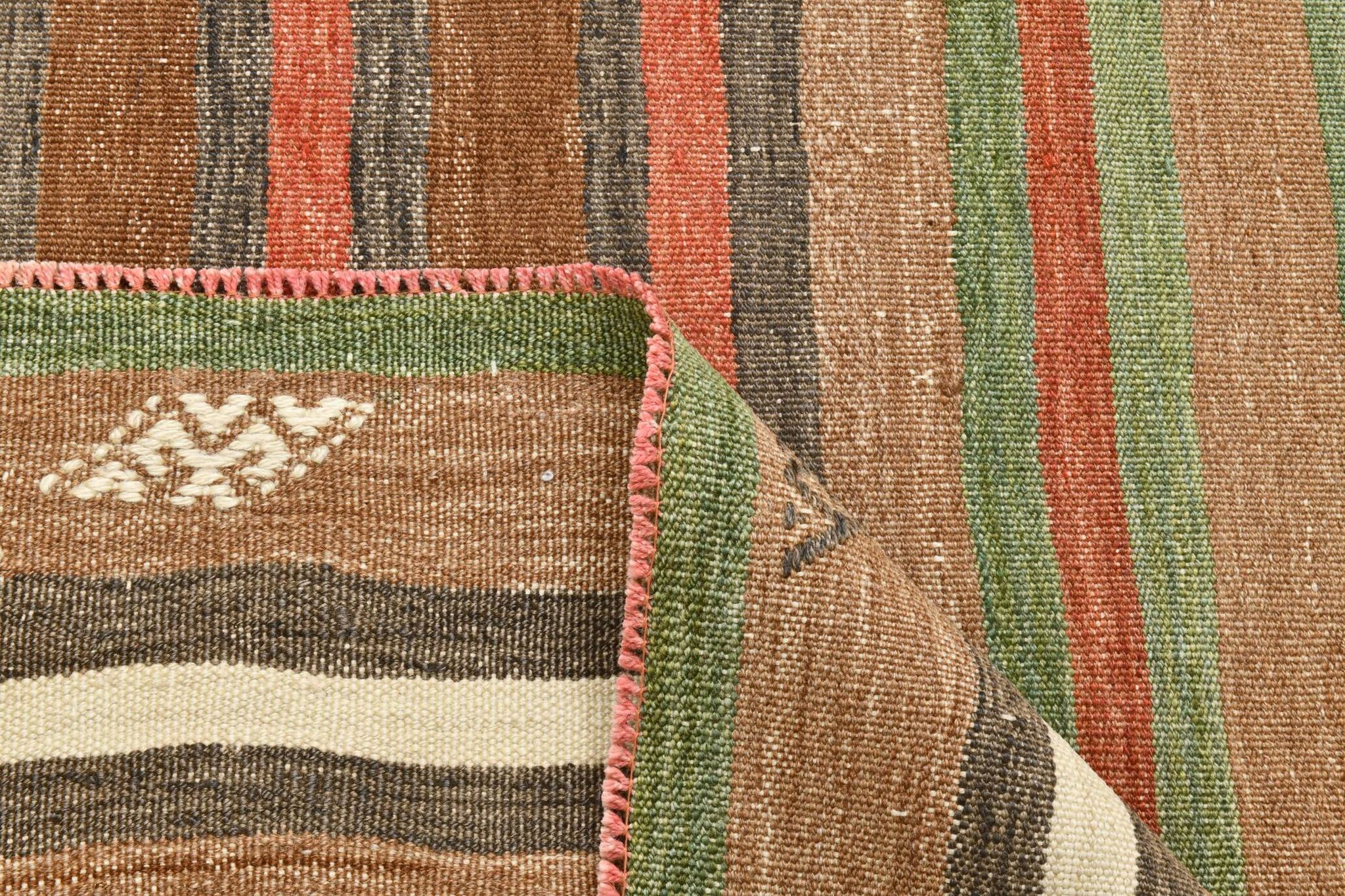 Tapis Kilim Vintage – Rayures Naturelles aux Tons Terreux, 136x195 Cm