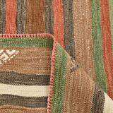 Tapis Kilim Vintage – Rayures Naturelles aux Tons Terreux, 136x195 Cm
