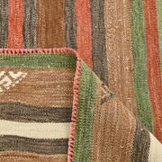 Tapis Kilim Vintage – Rayures Naturelles aux Tons Terreux, 136x195 Cm