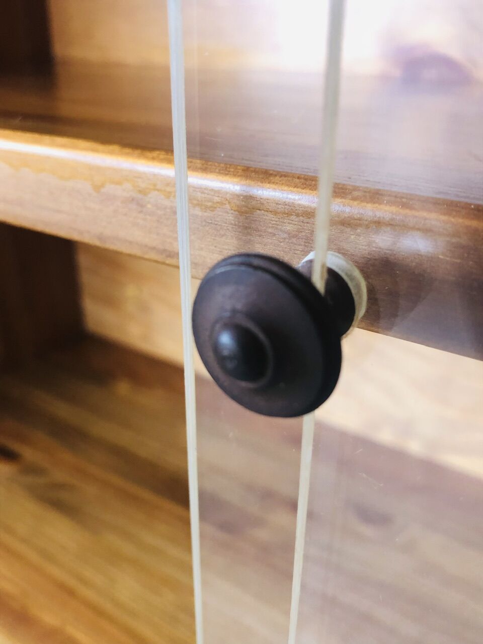 Étagère murale vintage avec portes coulissantes en plexiglass