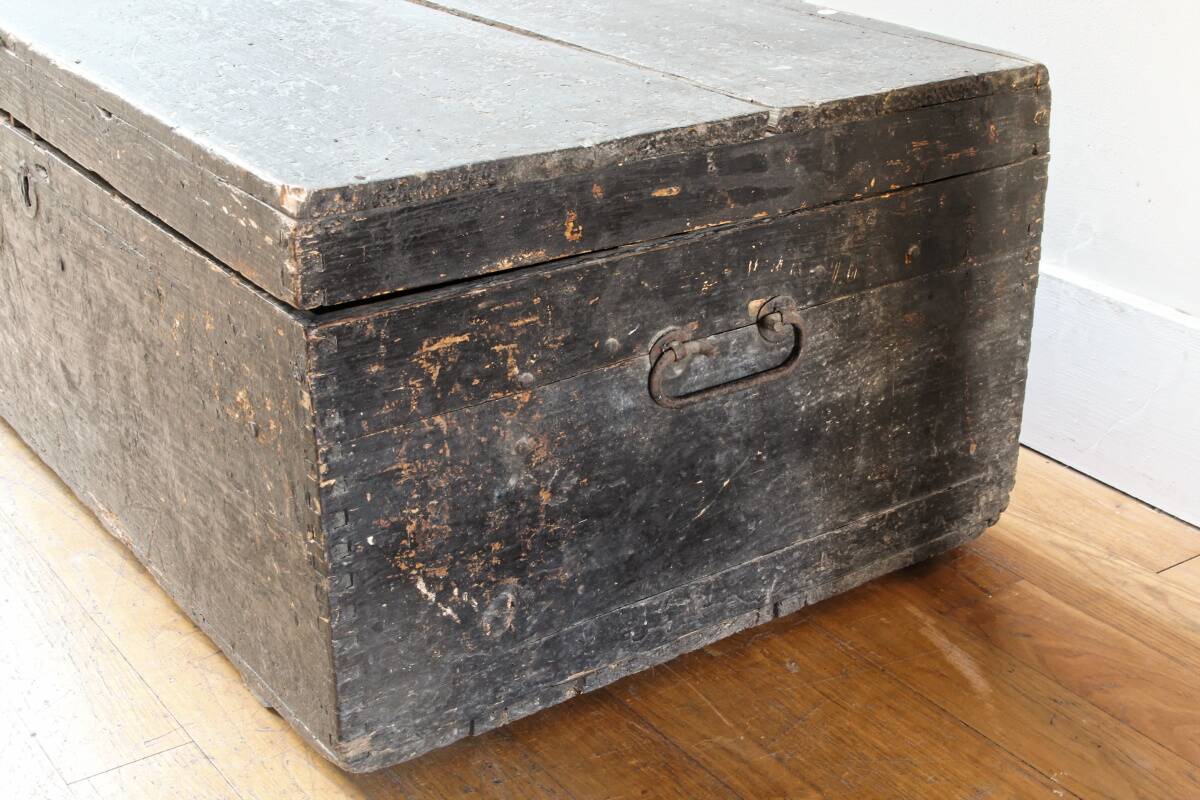 Malle en bois, amidon Le Chat Hoffmann