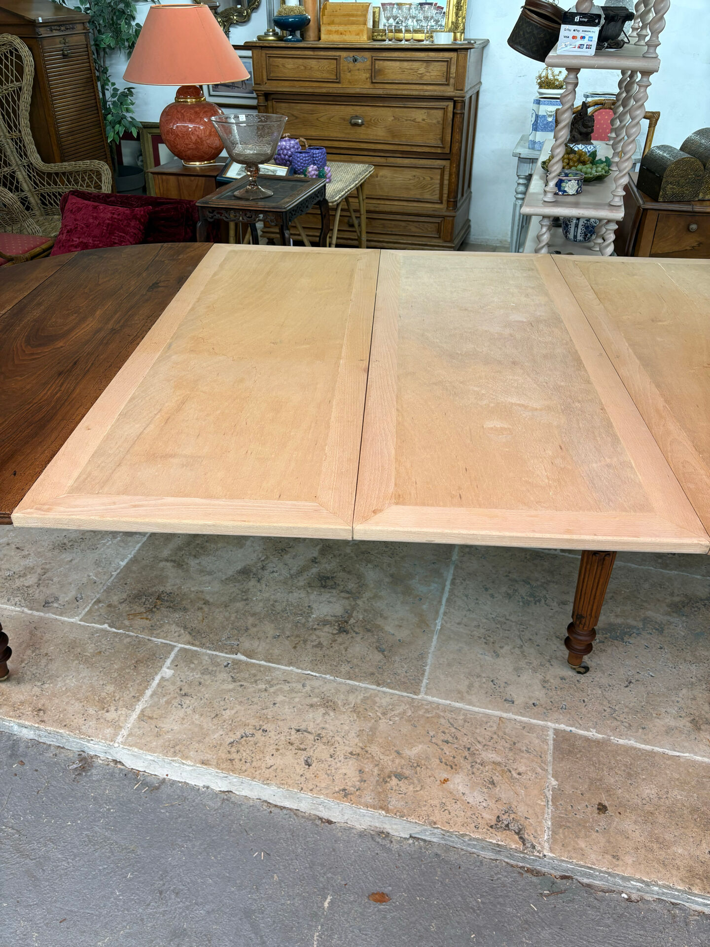Extendable dining table