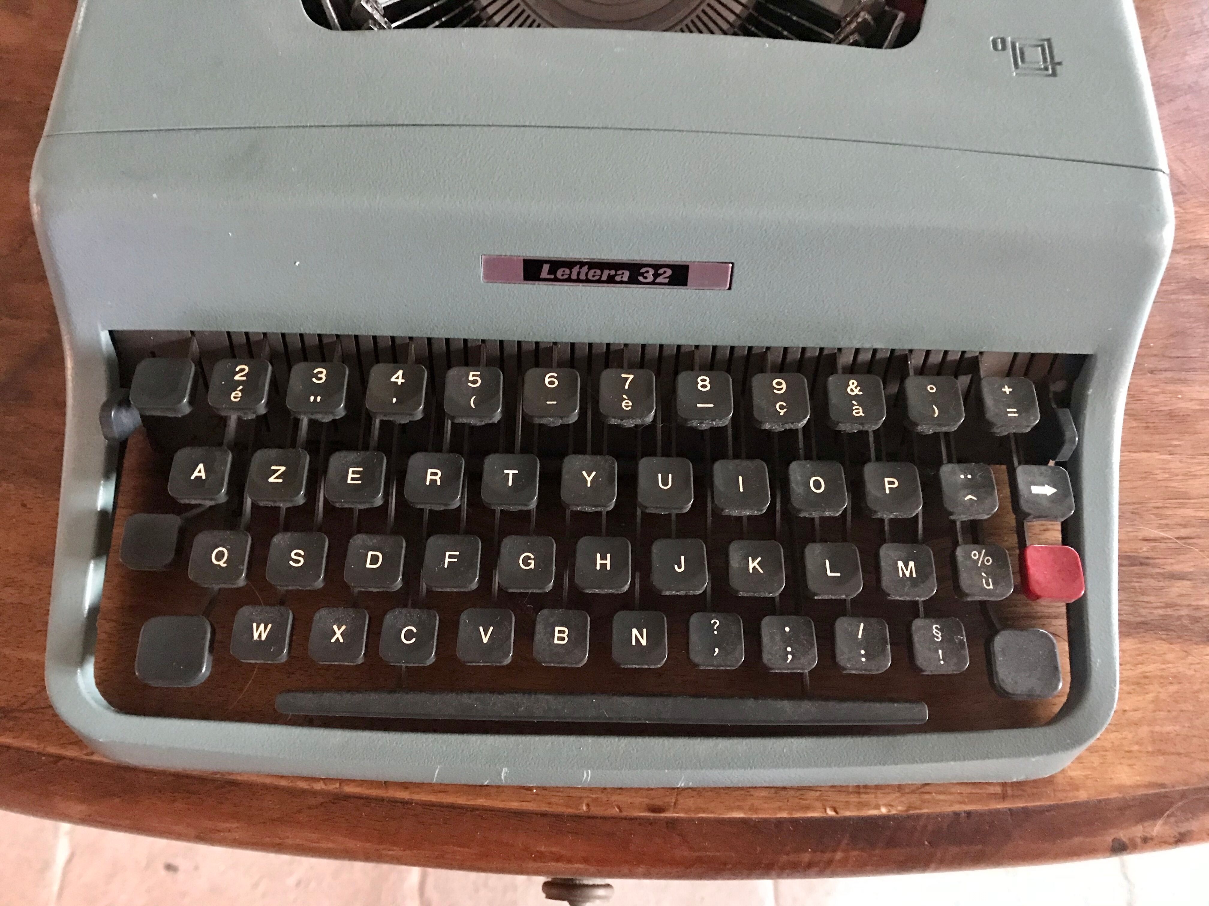 Olivetti lettera 32 typewriter