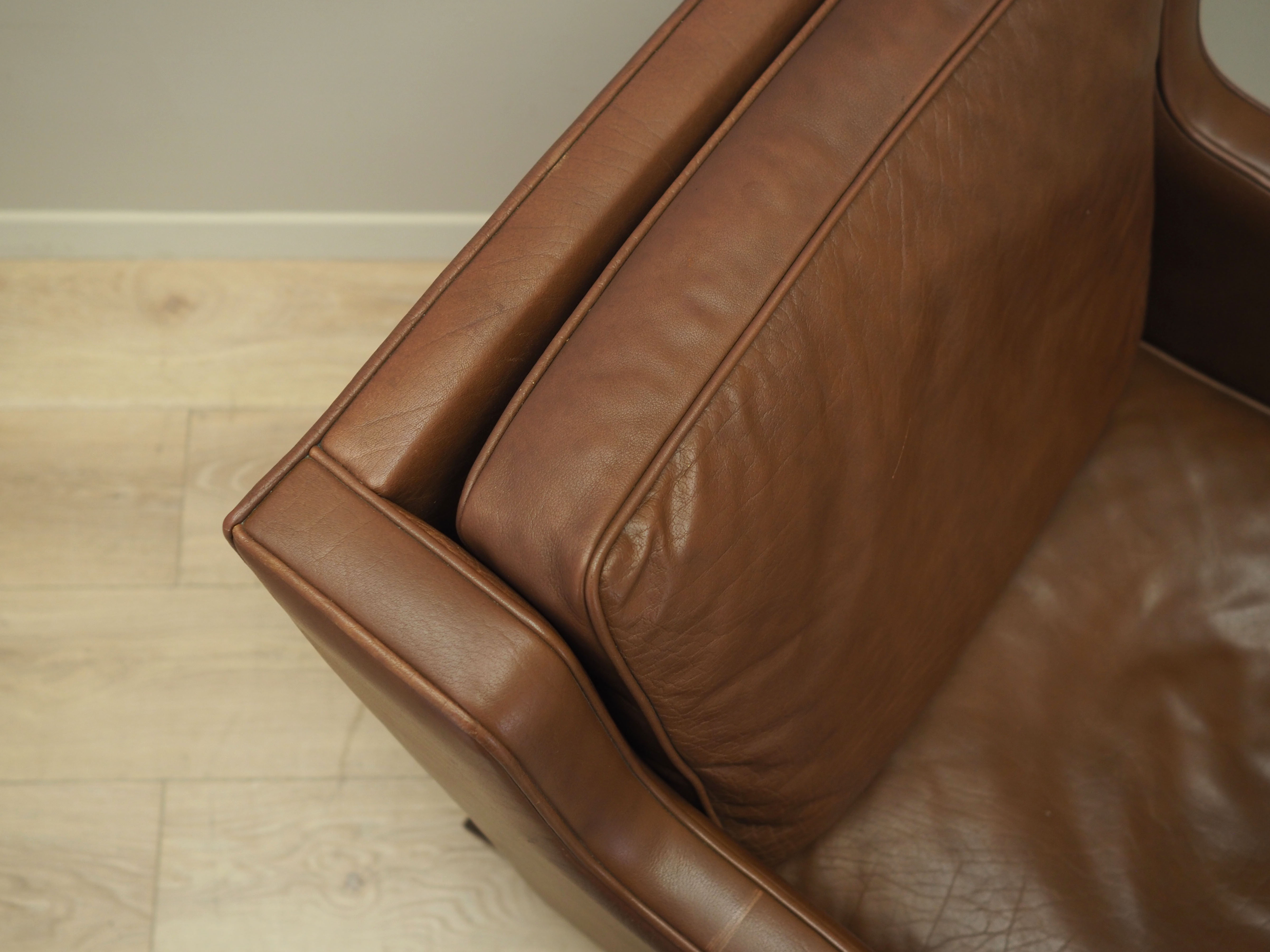 Fauteuil en cuir marron, design danois, années 1960, production: Danemark