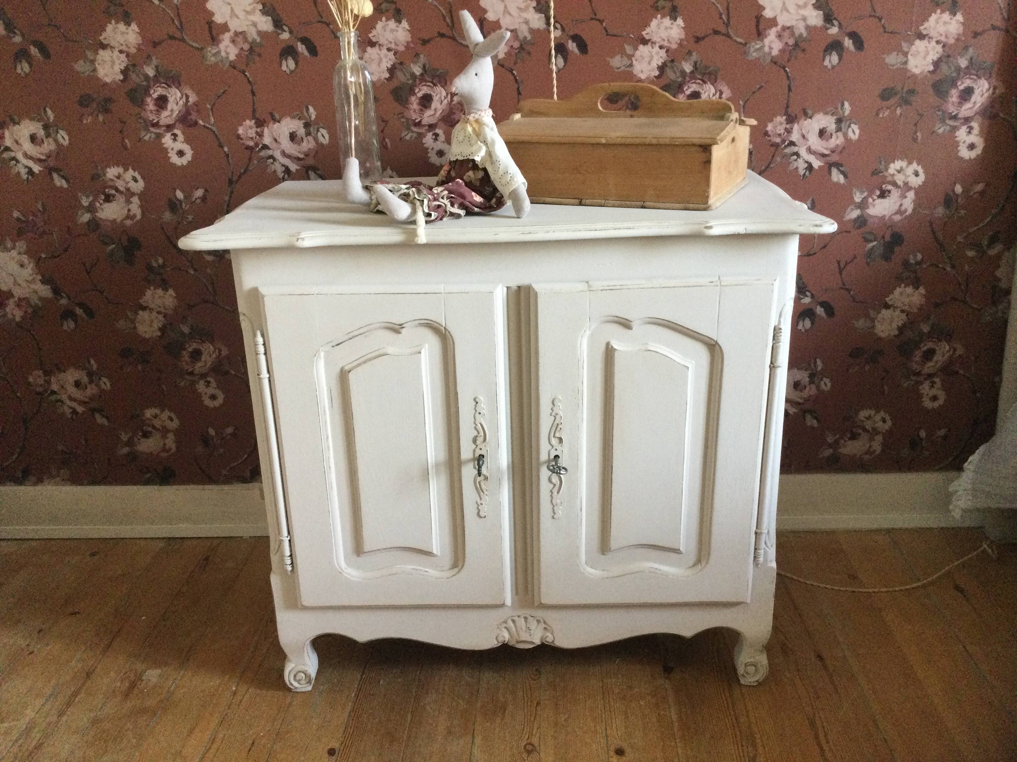 Small low cabinet with 2 doors