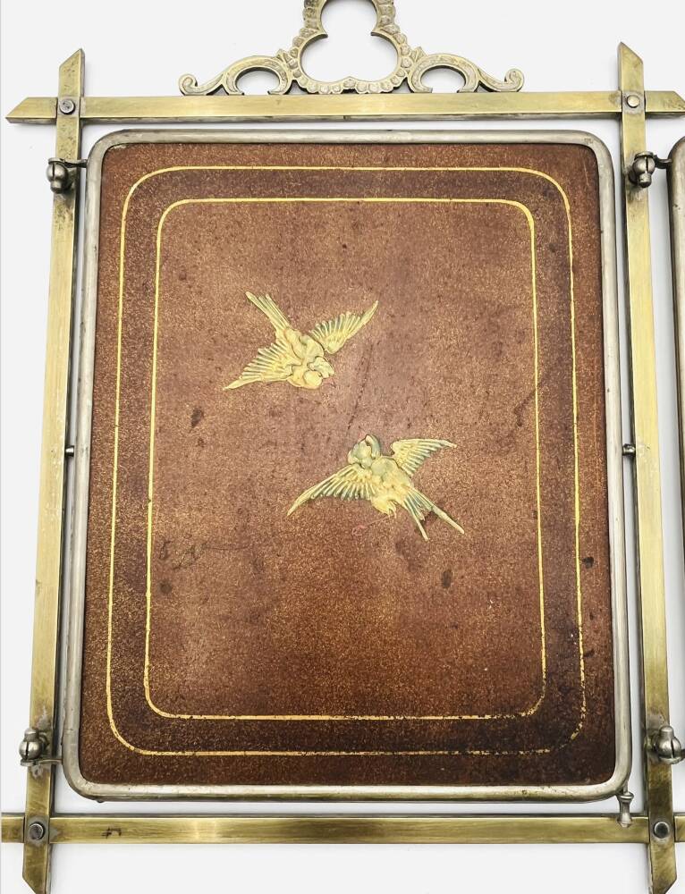 Triptych barber mirror in brass and engraved leather