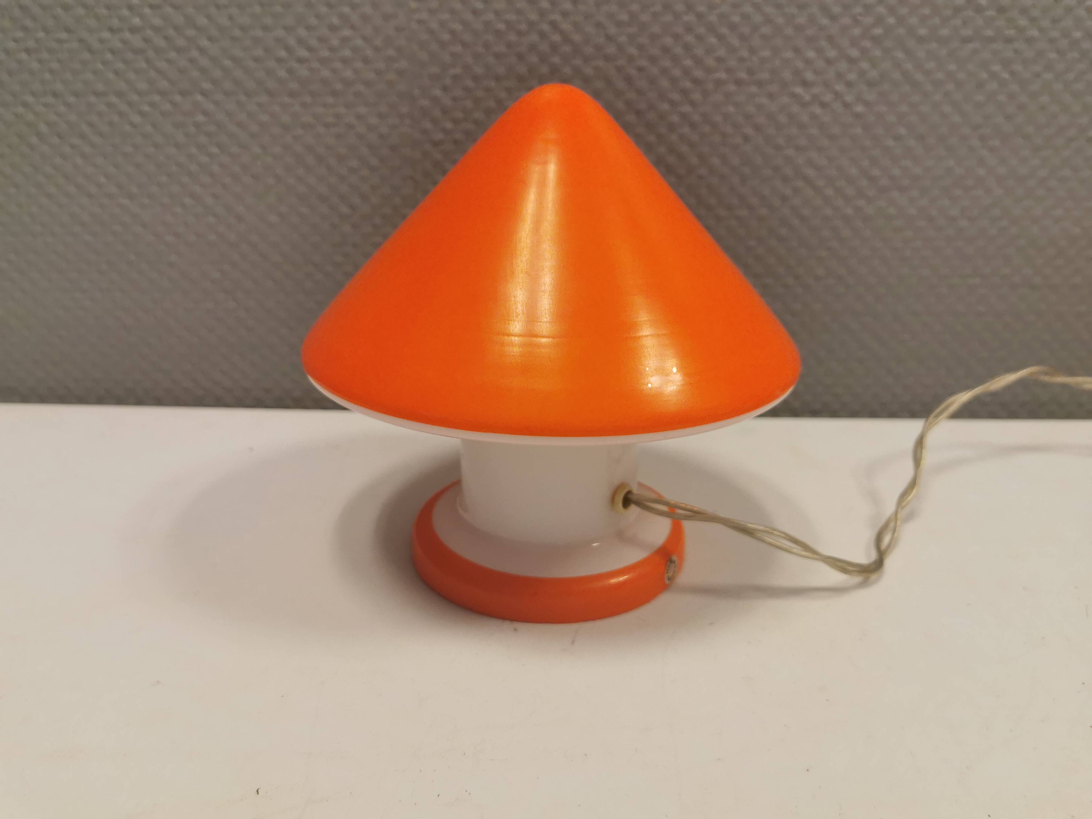 Beautiful Swedish mushroom-shaped table lamps in red and white glass. Estimated 1970s.